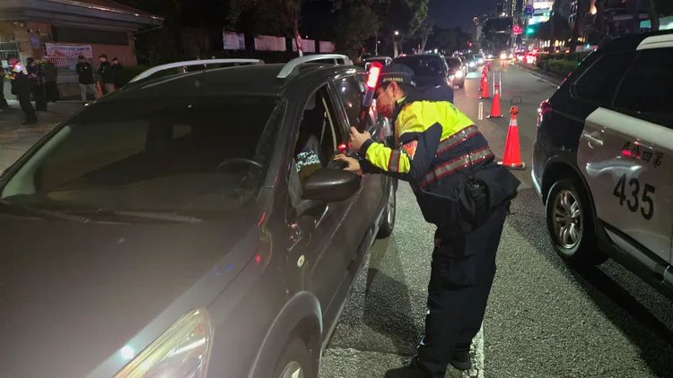 警方查看駕駛人有無酒駕。民眾提供