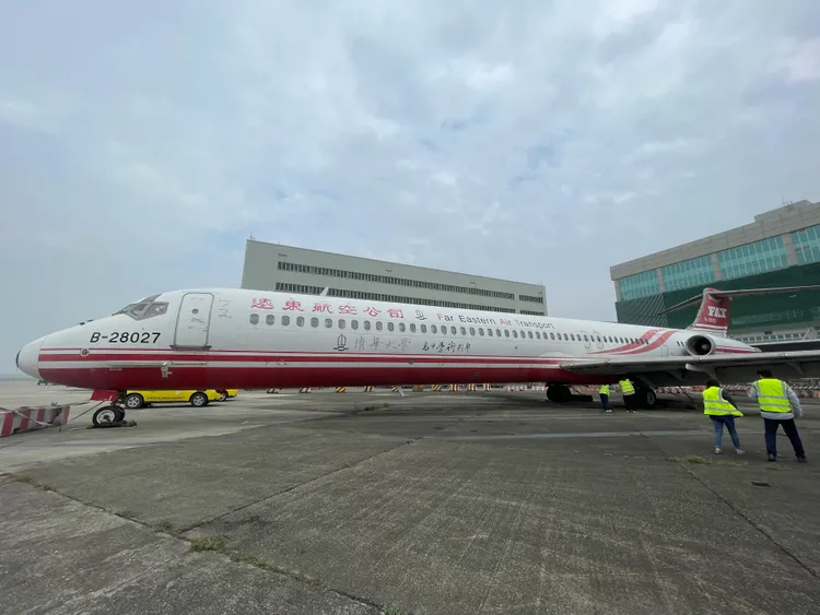 占用停機坪的遠東航空飛機。桃園分署提供