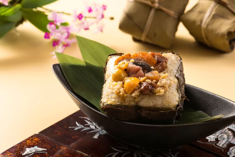 台北遠東香格里拉「正宗廣式裹蒸粽」，招牌烤鴨、燒肉與蝦乾層層堆疊，綠豆仁細膩綿密，是端節必備的廣式經典風味，每顆750元。台北遠東香格里拉提供
