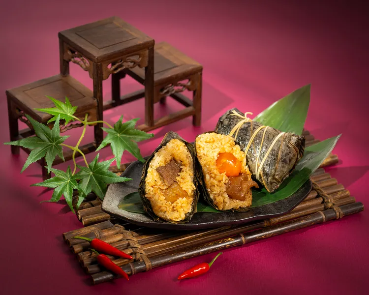 台北遠東香格里拉「麻辣雙寶牛肉粽」，牛肋條與牛筋滷製入味，麻香辛辣，荷葉蒸製封存濃郁香氣，每顆310元。台北遠東香格里拉提供