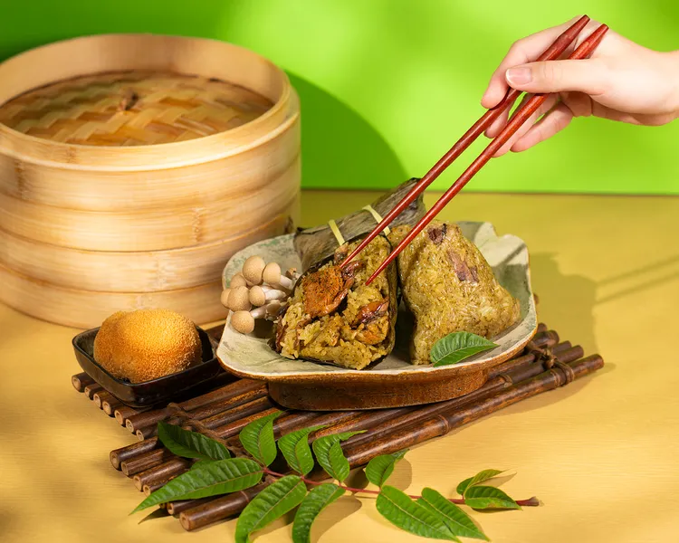 台北遠東香格里拉「香椿猴頭菇粽」，香椿醬融合多種菇類，黑麻油與素蠔油調和，風味豐富，是素食美味之選，每顆298元。台北遠東香格里拉提供