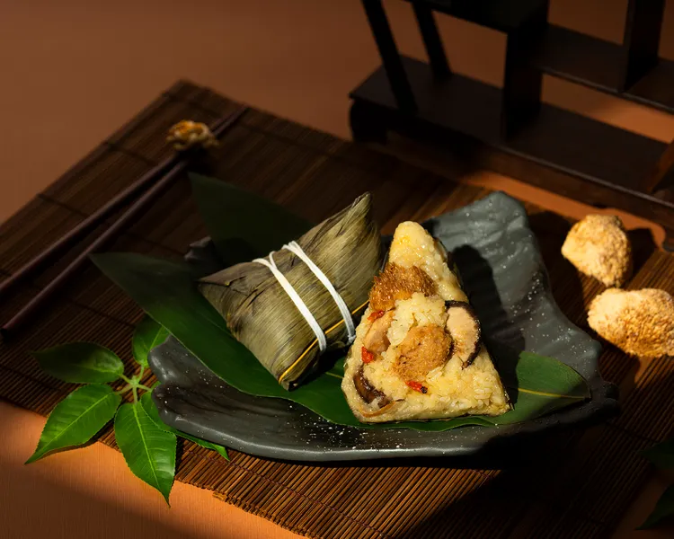 台北遠東香格里拉「麻油雞肉粽」，黑麻油與老薑燉煮土雞腿肉與猴頭菇，湯汁滲透糯米，醇厚溫潤，每顆298元。台北遠東香格里拉提供