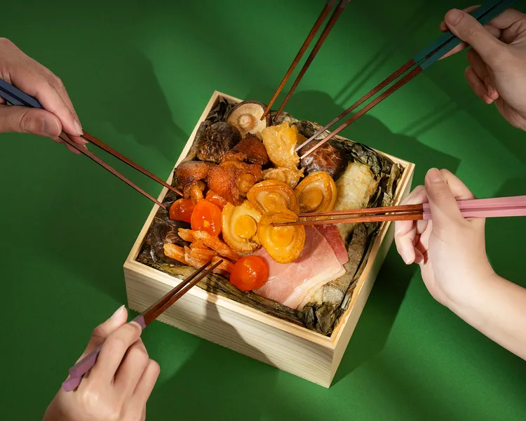 台北遠東香格里拉「霸王級乾隆一品粽」，重達1.5公斤，奢華食材堆疊，適合多人共享，體驗節慶澎派美味，每顆3888元。台北遠東香格里拉提供