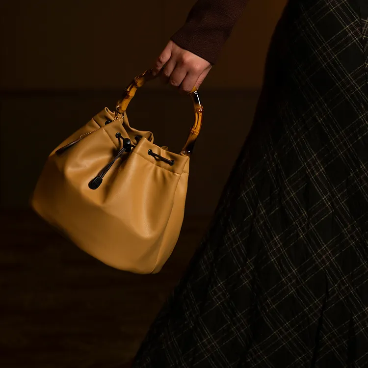 台北遠東香格里拉「竹韻珍饌御粽禮袋」，駝棕色束口水桶包低調奢華，竹節手柄展現復古美學，內含頂級海陸粽品五顆，每袋1588元。台北遠東香格里拉提供