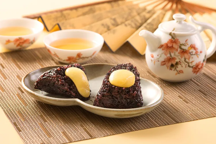 台北遠東香格里拉「紫米奶黃流沙粽」，紫米糯米Q彈細膩，包裹奶黃流心餡，椰漿調和，香甜滑順，每顆188元。台北遠東香格里拉提供