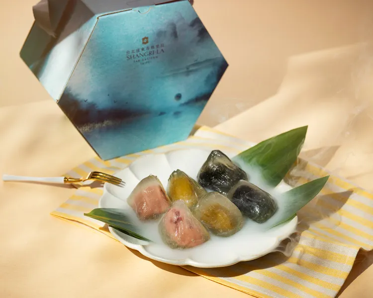 台北遠東香格里拉「沁涼冰粽禮盒」，芝麻、桑葚莓果、甘蔗青茶三款口味各2顆，冰涼滑順，夏日消暑必備，每盒580元。台北遠東香格里拉提供