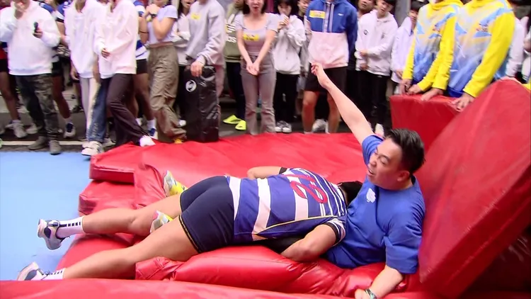 無尊被橄欖球員撞飛。民視提供