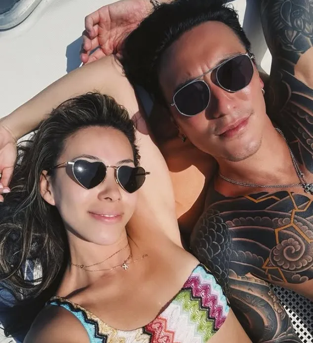 夫妻倆一起做日光浴。翻攝蔡詩芸IG