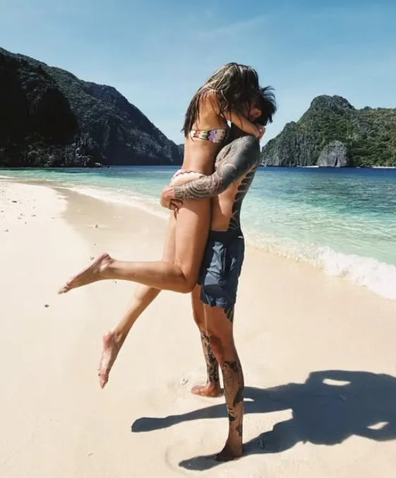 王陽明及蔡詩芸在沙灘上熱情擁吻翻攝蔡詩芸IG