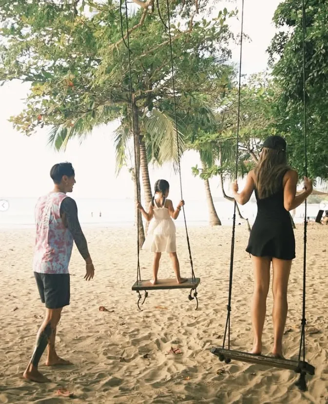 一家三口盪鞦韆。翻攝蔡詩芸IG
