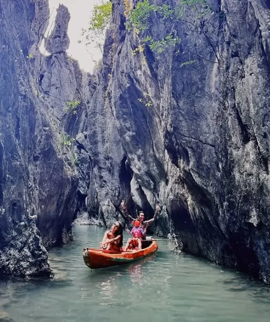 坐船在懸崖絕壁中穿梭。翻攝蔡詩芸IG