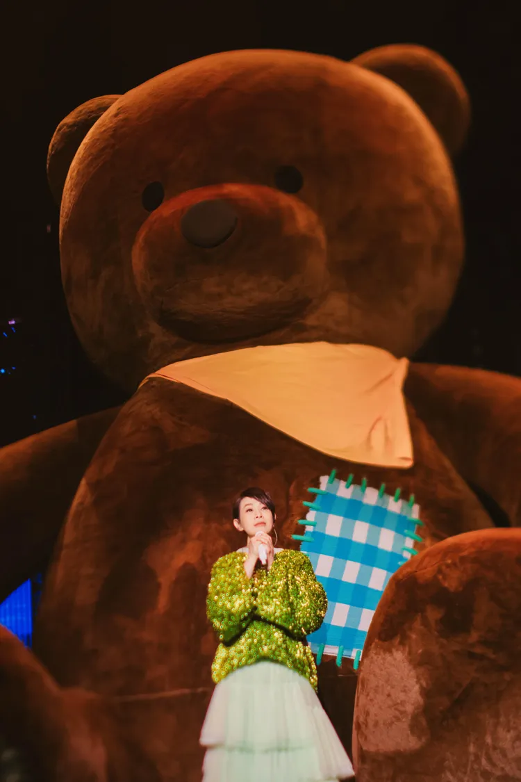 劉若英巨型萌熊道具，充滿童趣。圖／相信音樂提供
