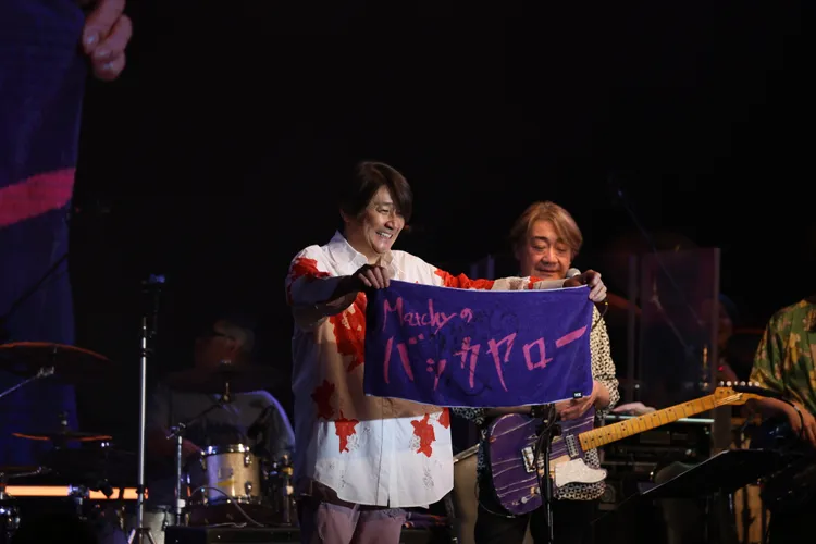 近藤真彥送上簽名毛巾給幫忙翻譯的粉絲。重星音樂娛樂提供