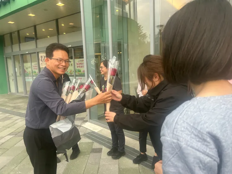 台中第三警分局長謝有筆親送玫瑰花給女性同仁們，祝福婦女節快樂。警方提供