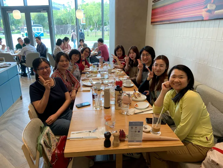 在警友會協力下，台中第三警分局舉辦女王節快樂的下午茶活動，慰勞女警們。警方提供