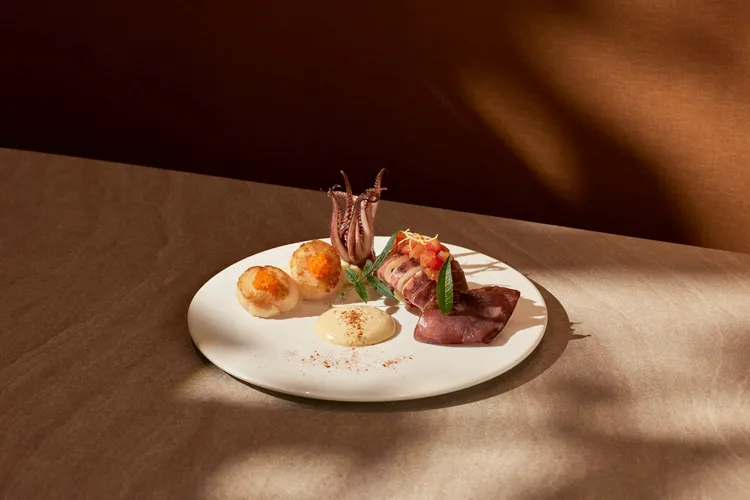 內用消費2客套餐，出示活動畫面或將合照分享社群，再款待價值660元的「嫩煎魷魚佐干貝」1份。業者提供