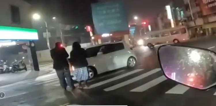轎車及時煞車，行人雖未受傷，但飽受驚嚇，與駕駛當街理論起來。翻攝照片