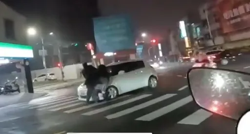 左轉車差點撞飛行人 雙方當街理論!警要開罰了