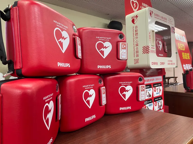 靠著CPR及AED電擊，掌握關鍵時間，老師送醫後救回一命。資料照片