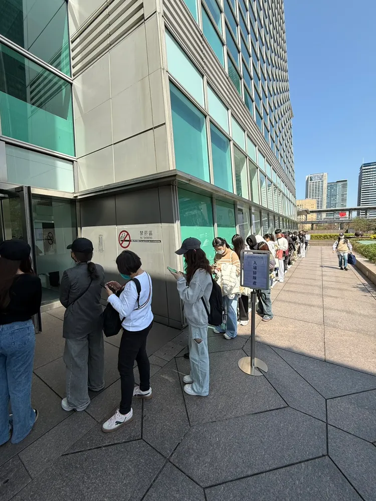 「JISOO AMORTAGE POP-UP STORE IN TAIPEI 快閃店」今天盛大開幕，湧現排隊人潮。寬魚國際提供