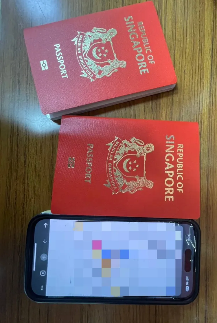 警方協助新加坡遊客夫妻找回手機。民眾提供