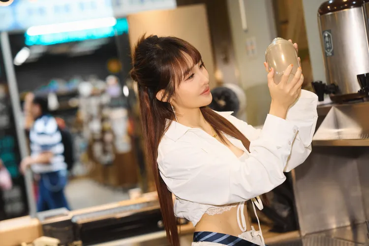 張若凡為演出短劇《星期三女友》再度拜師惡補演技。圖／索尼音樂提供