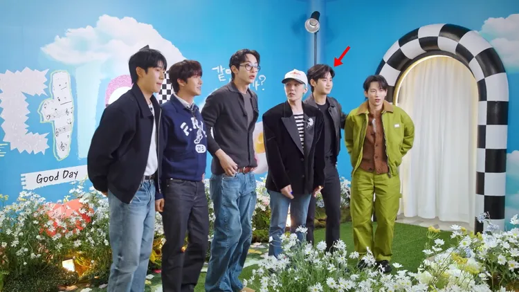 《Good Day》昨晚播出第5集，金秀賢（右二）與88line一起排排站。翻攝愛奇藝國際站