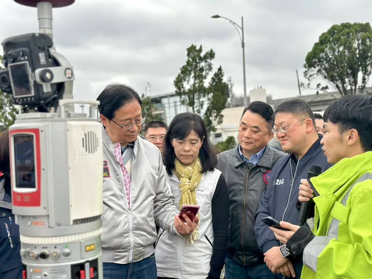 張善政現場操作並瞭解「光達掃描儀器」在森林保育工作上的應用。農業局提供