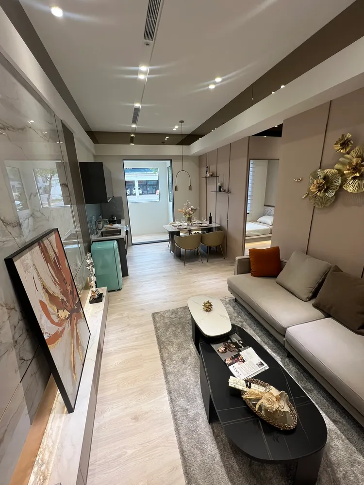 建案居家挑高3.3米，建材配備比照豪宅等級。葉家銘攝