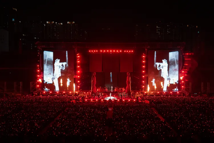 GD開唱3萬人擠爆，他特地把2尊雕像般上台，象徵自己的過去與現在。Galaxy Corporation提供