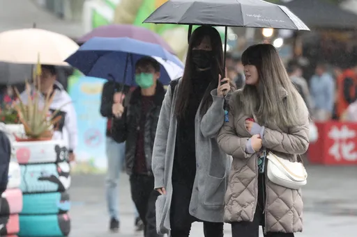 冷气团+锋面双杀!9县市大雨开炸 全台骤降10℃湿冷1周