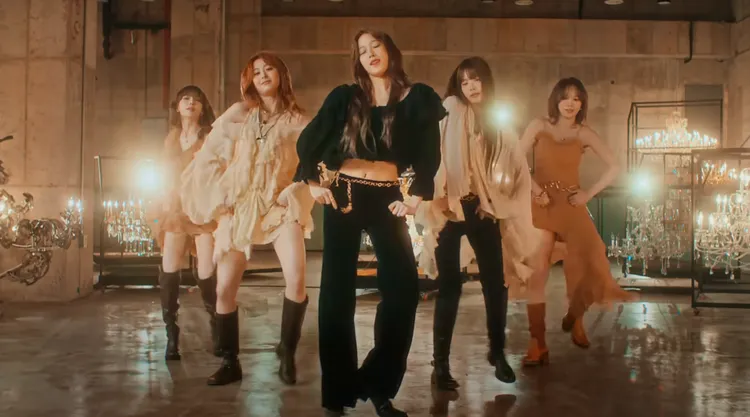 中村一葉（中）以黑色花卉緹花上衣、天鵝絨長褲復古流蘇腰鍊穿出率性風格。翻攝HYBE LABELS Youtube