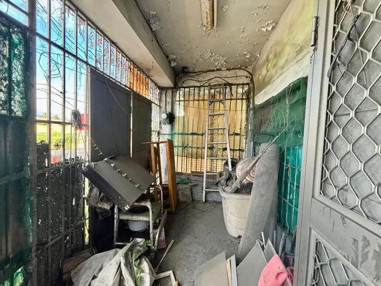 不少網友認為現任屋主應該可以拆房曝曬，或把裡面雜物清空比較容易賣。翻攝自我是凶宅臉書社團