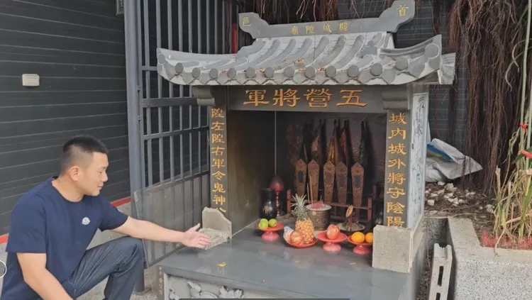 廟方人員在五營將軍發現這張詛咒照片。民眾提供