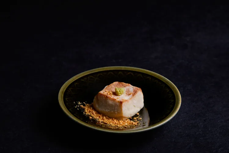 「炙烤胡麻豆腐」為「琥珀」最經典的招牌菜，表皮帶有微微焦香，能吃到有如白子蓬鬆、綿密的口感。業者提供