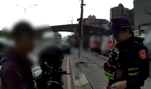 巡邏車「AI巡防」發威 警攔查發現未成年騎士還起獲喪屍煙彈