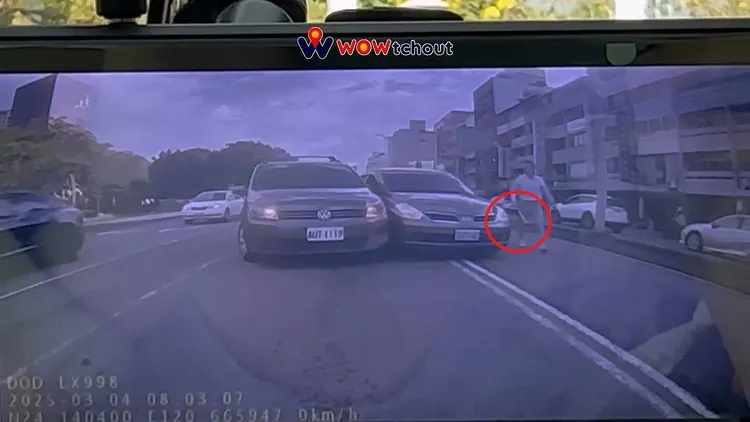 葉姓駕駛持球棒下車朝對方猛砸。翻攝「Wowtchout - 地圖型行車紀錄器分享平台」 