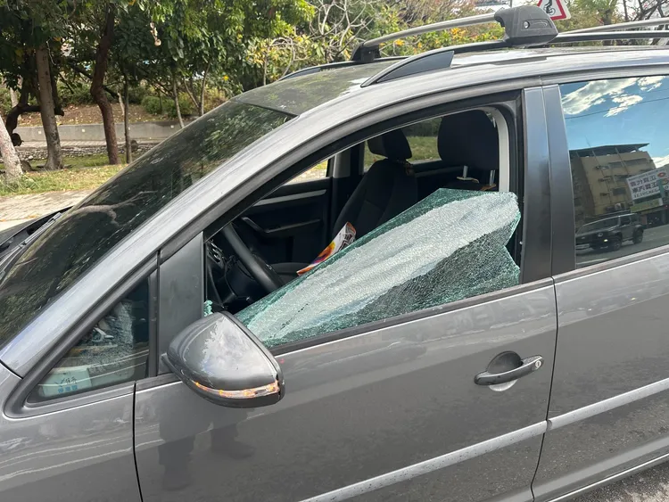 莊男右前車窗及後視鏡被砸毀。民眾提供