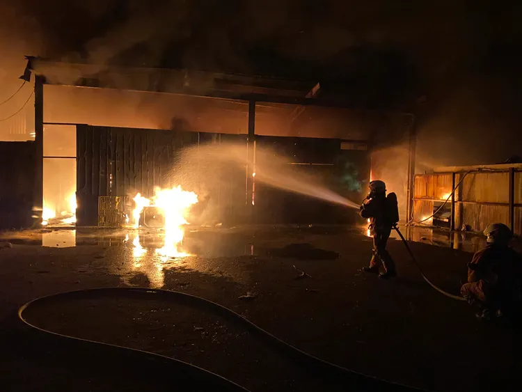 警消出水灌救。新竹市消防局提供