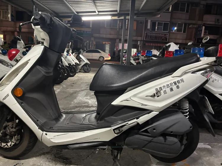 一名駕駛拒絕盤查還衝撞警用機車。翻攝畫面