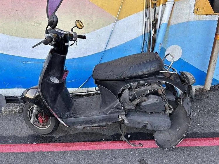 黃姓少年失控摔車，導致機車出現嚴重受損。翻攝照片