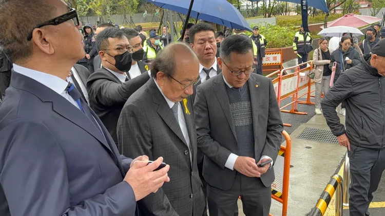 柯建銘低頭離去。江孟謙攝