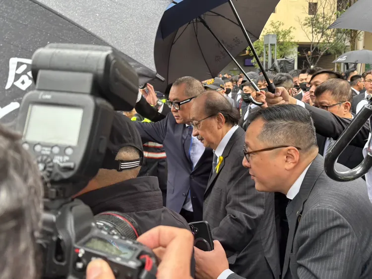 柯建銘低頭離去。江孟謙攝