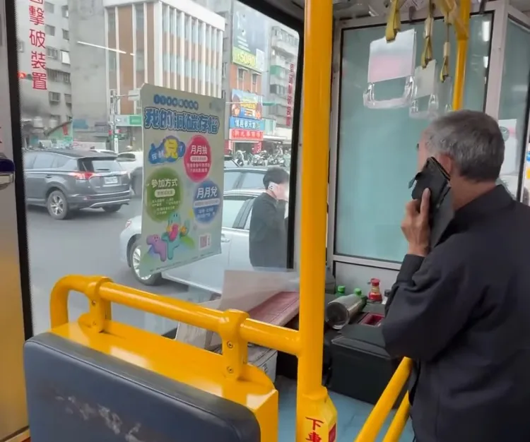 公車司機打電話通報車禍，乘客批肇事的情侶毫無歉意。翻攝自Threads