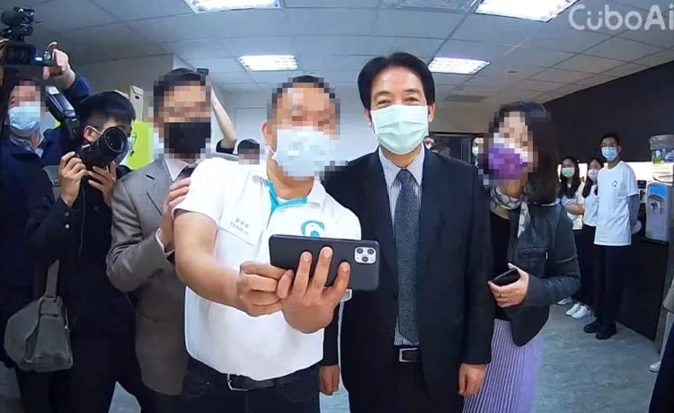 曾男與賴清德合照。翻攝自曾男臉書