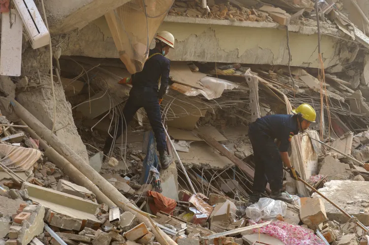 緬甸強震災區瓦城，目前只能靠民眾自發性的救援受困災民。路透社