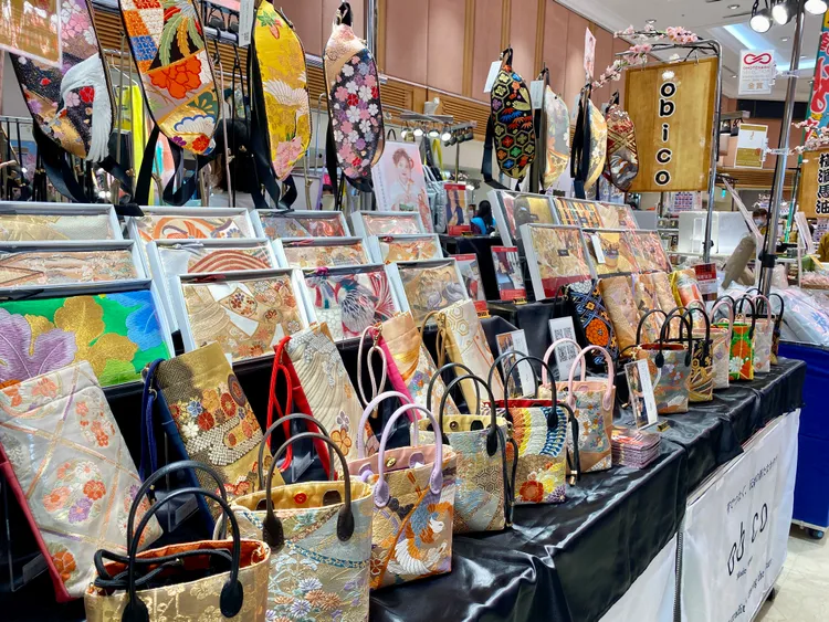 來自宮城地區的「obico」，以和服腰帶製作托特包、斜背包等配件。莊偉祺攝