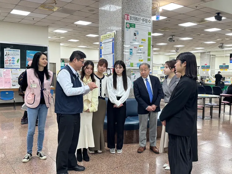 移民官蕭宗欽(左二)，曾派駐日本大阪擔任移民秘書，全程以流利日語接待導覽，讓日本師生深感親切。 移民署提供