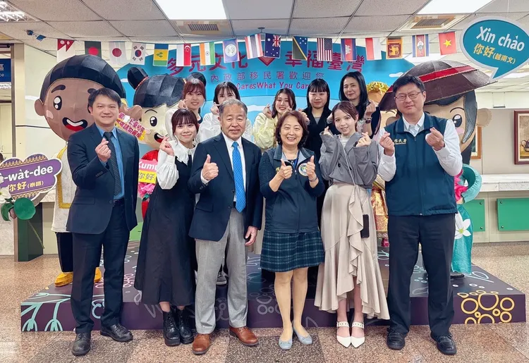 日本西南學院大學的宮原哲教授(前排左三)率團，訪問臺北市服務站交流新住民輔導經驗與心得。移民署提供