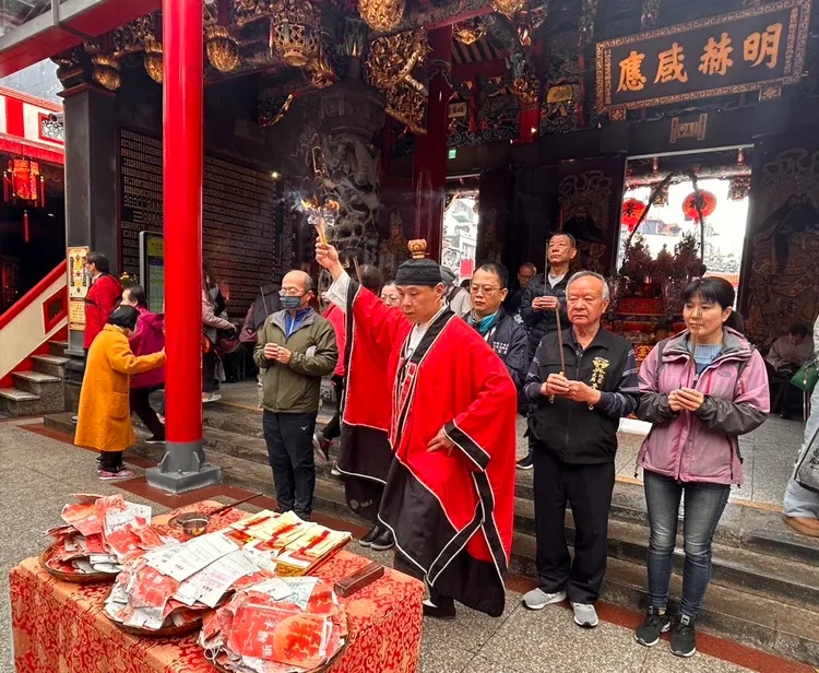 法師誦經祈福。民政局提供